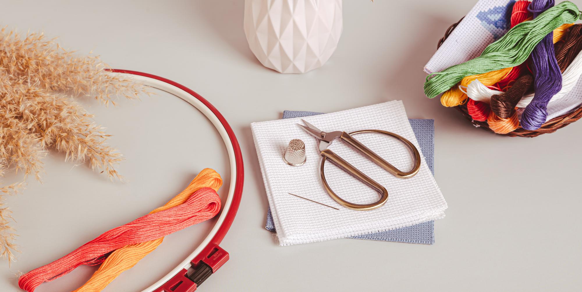Workshop table with threads and hoops
